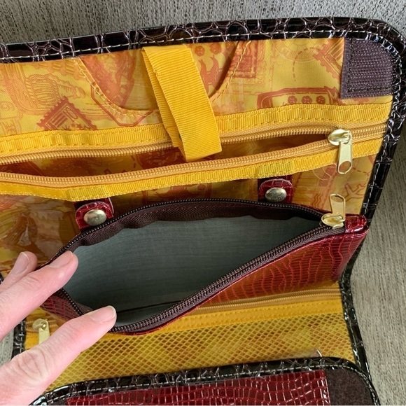 Samantha Brown Toiletry Carry Case - Picture 3 of 8